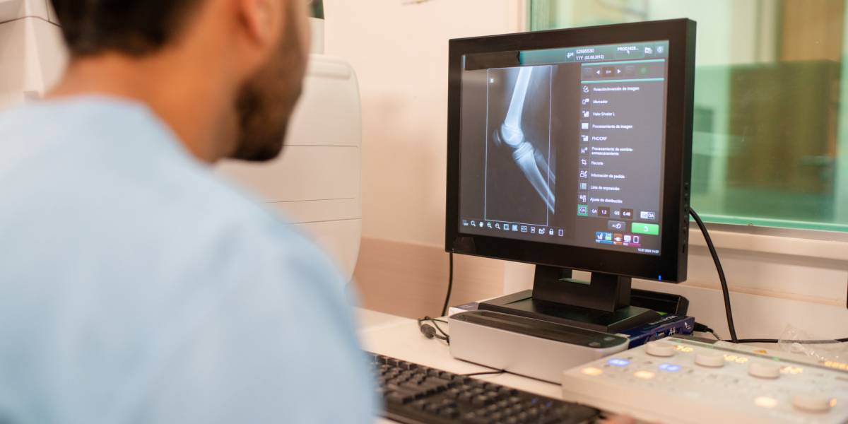 Arzt analysiert digitales Röntgenbild