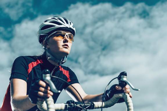Frau fährt Rennrad